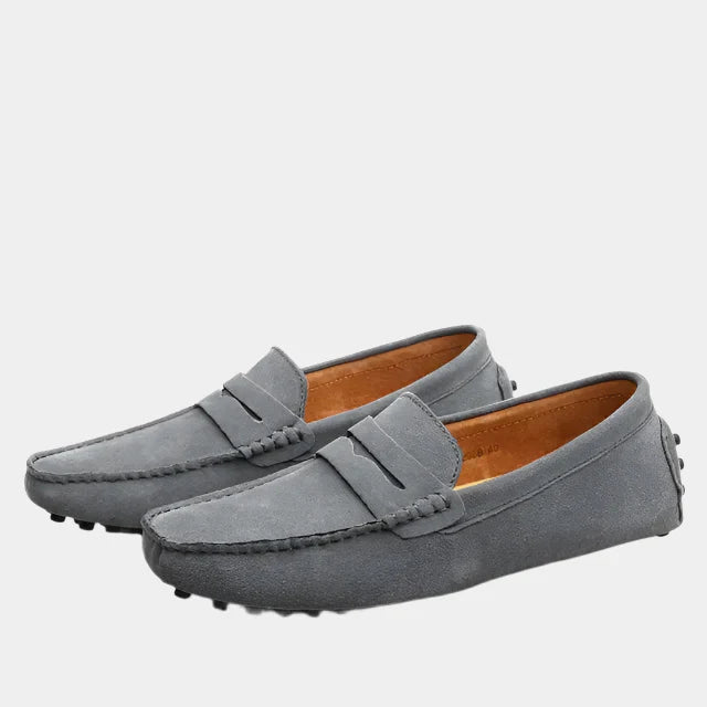 Klassische Slipper aus Wildleder