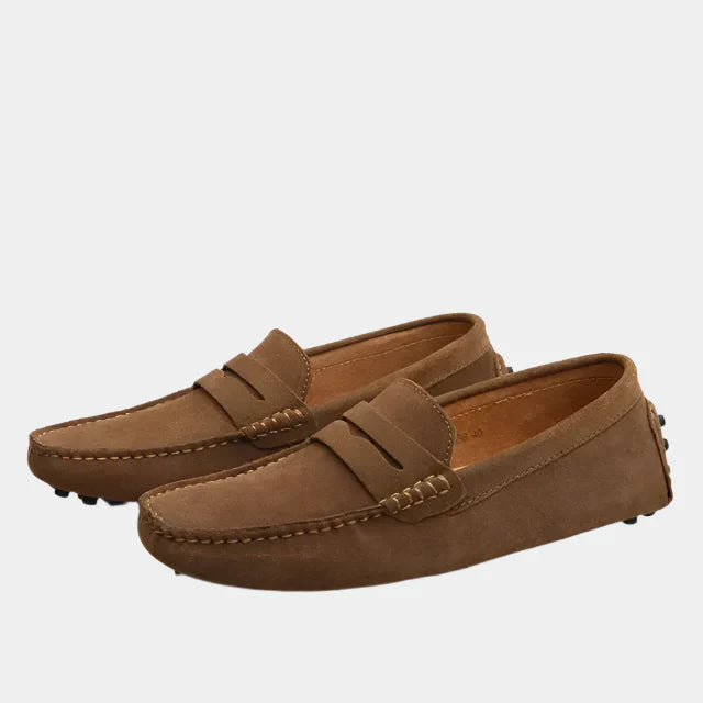 Klassische Slipper aus Wildleder