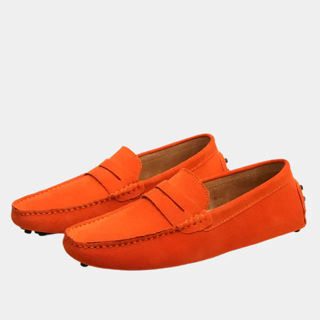 Klassische Slipper aus Wildleder